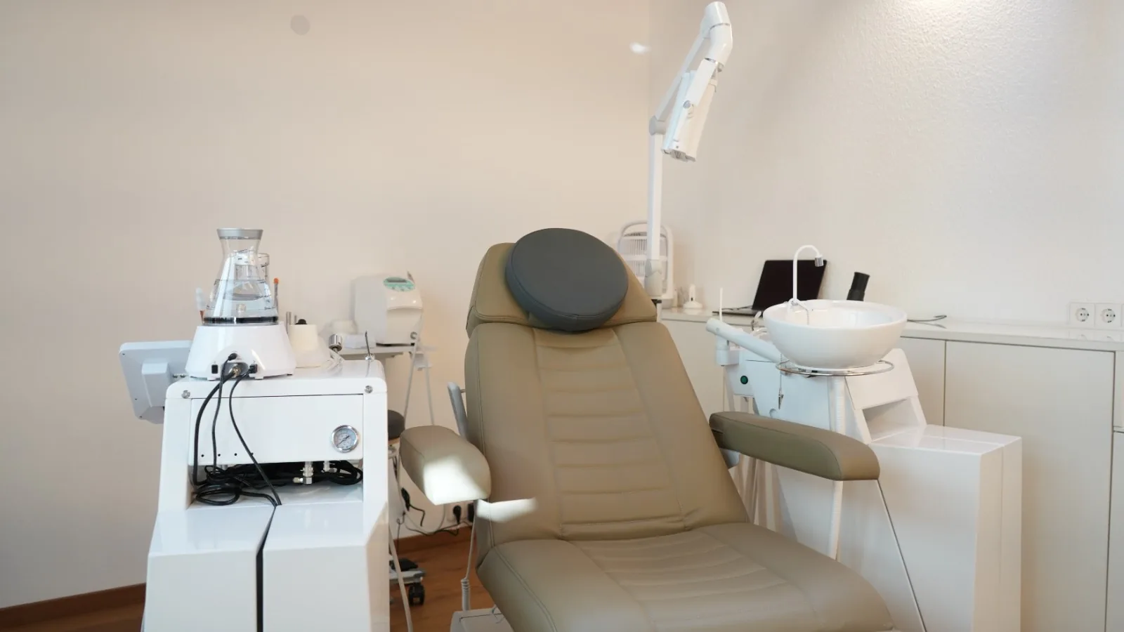 Ruhiger Behandlungsraum im Dental Spa Konstanz