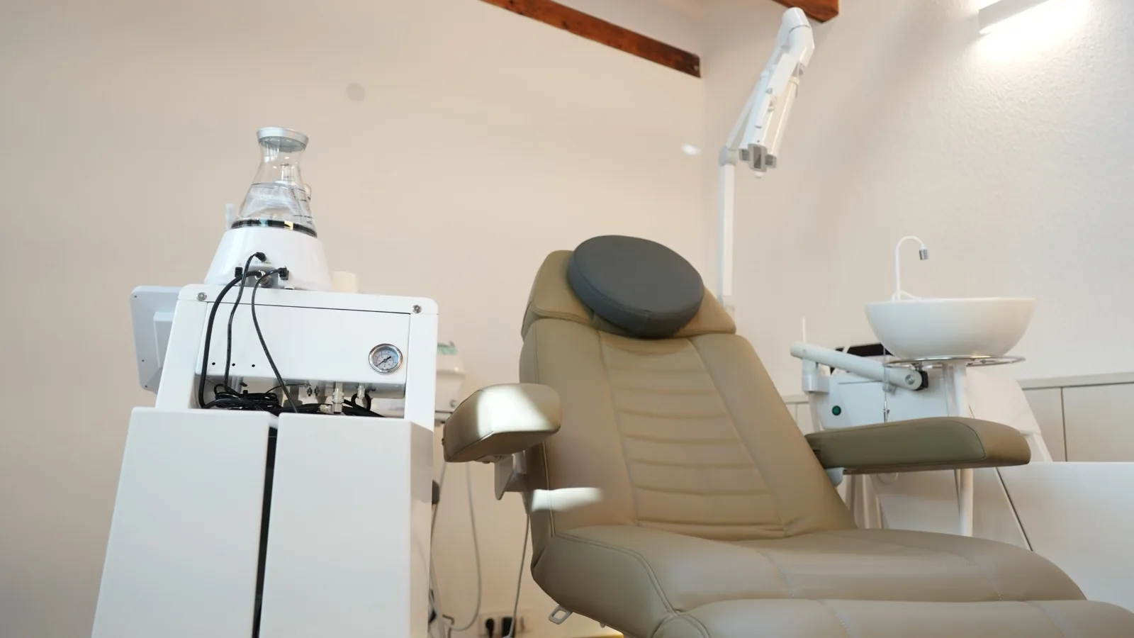 Behandlungsraum mit Ozongerät im Dental Spa Konstanz