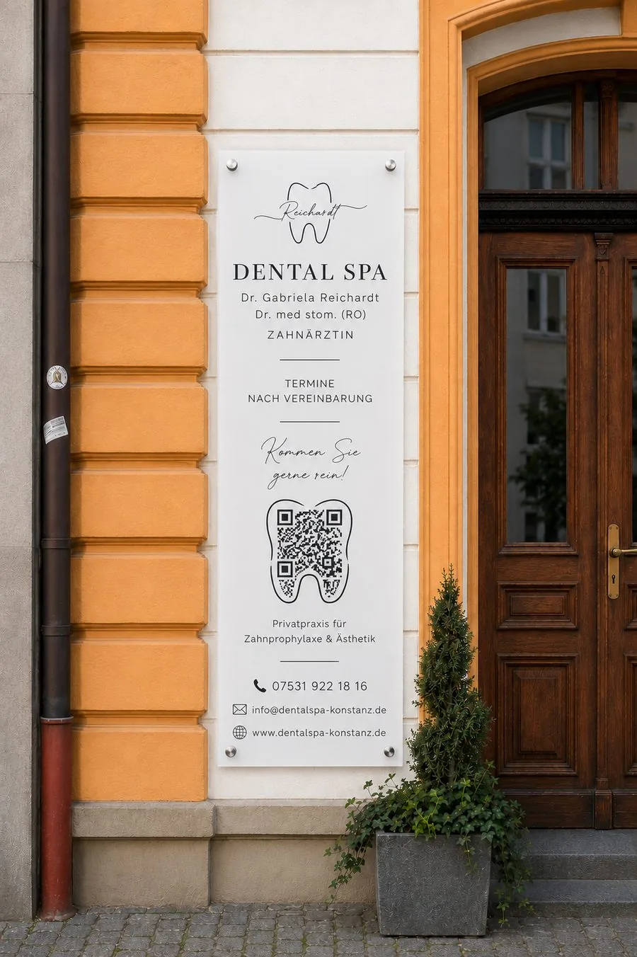 Praxisschild des Dental Spa Konstanz in der Bahnhofstraße